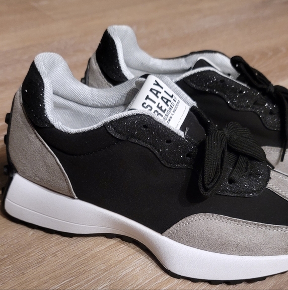 NWOT Black And Gray Running Gym Sneaker Shoes - Picture 9 of 10